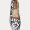 Alpargatas de piel con diseño floral Cameryn III de Ralph Lauren para mujer, color blanco y negro Alpargatas de piel con diseño floral Cameryn III de Ralph Lauren para mujer, color blanco y negro