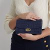 Bolso bandolera mediano Adair de piel repujada Ralph Lauren para mujer, color azul marino refinado Bolso bandolera mediano Adair de piel repujada Ralph Lauren para mujer, color azul marino refinado