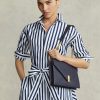 Bolso bandolera Ralph Lauren Polo ID de piel con cadena tipo sobre para mujer en azul marino medianoche Bolso bandolera Ralph Lauren Polo ID de piel con cadena tipo sobre para mujer en azul marino medianoche