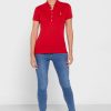 Camisa polo Ralph Lauren roja con detalle de botones para mujer Camisa polo Ralph Lauren roja con detalle de botones para mujer
