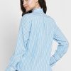 Camisas de mujer Ralph Lauren con volantes a rayas azules Camisas de mujer Ralph Lauren con volantes a rayas azules