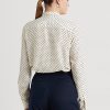 Camisas Ralph Lauren de crepé con cuello anudado y lunares en color crema/azul marino para mujer Camisas Ralph Lauren de crepé con cuello anudado y lunares en color crema/azul marino para mujer