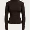 Camisetas marrones de manga larga con cuello alto y logotipo de Ralph Lauren para mujer Camisetas marrones de manga larga con cuello alto y logotipo de Ralph Lauren para mujer