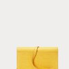 Carteras Ralph Lauren Polo ID con cadena y estampado de cocodrilo en color mostaza para mujer Carteras Ralph Lauren Polo ID con cadena y estampado de cocodrilo en color mostaza para mujer