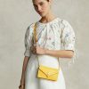 Carteras Ralph Lauren Polo ID con cadena y estampado de cocodrilo en color mostaza para mujer Carteras Ralph Lauren Polo ID con cadena y estampado de cocodrilo en color mostaza para mujer