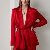Chaquetas de satén con cinturón Ralph Lauren Quinton para mujer en color rojo