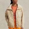 Chaquetas híbridas Ralph Lauren de pelo alto y paneles antidesgarro en beige para mujer Chaquetas híbridas Ralph Lauren de pelo alto y paneles antidesgarro en beige para mujer