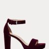 Tacones de terciopelo Ralph Lauren Sylvia para mujer en rojo oscuro Tacones de terciopelo Ralph Lauren Sylvia para mujer en rojo oscuro