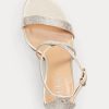 Sandalias Ralph Lauren Gabriele de satén y cristal para mujer, color plata Sandalias Ralph Lauren Gabriele de satén y cristal para mujer, color plata