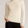 Suéteres de cuello alto de cachemira con botones Ralph Lauren para mujer en color crema