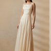 Vestido de noche Ralph Lauren Talbert de satén con espalda de crepé para mujer en color crema Vestido de noche Ralph Lauren Talbert de satén con espalda de crepé para mujer en color crema
