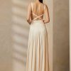 Vestido de noche Ralph Lauren Talbert de satén con espalda de crepé para mujer en color crema Vestido de noche Ralph Lauren Talbert de satén con espalda de crepé para mujer en color crema