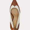 Zapatos de tacón Ralph Lauren Lynden de napa y piel bruñida en beige y blanco para mujer Zapatos de tacón Ralph Lauren Lynden de napa y piel bruñida en beige y blanco para mujer