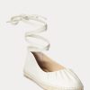 Zapatos planos con cordones de piel de napa Ralph Lauren Cecilia para mujer en color crema Zapatos planos con cordones de piel de napa Ralph Lauren Cecilia para mujer en color crema