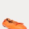 Zapatos planos de ballet Ralph Lauren The Pony para mujer en color naranja Zapatos planos de ballet Ralph Lauren The Pony para mujer en color naranja