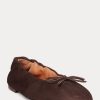 Zapatos planos de ballet Ralph Lauren The Suede Pony para mujer en color marrón