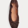 Zapatos planos de ballet Ralph Lauren The Suede Pony para mujer en color marrón
